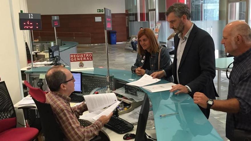 Óscar Urralburu (c.) presenta el recurso en el Registro junto a Pilar Marcos y Javier Escarabajal.