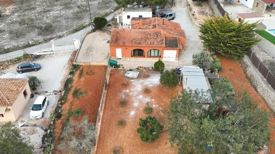 Vivir a 15 minutos del centro de Alicante es posible: chalet con terraza y garaje por 525.000 euros