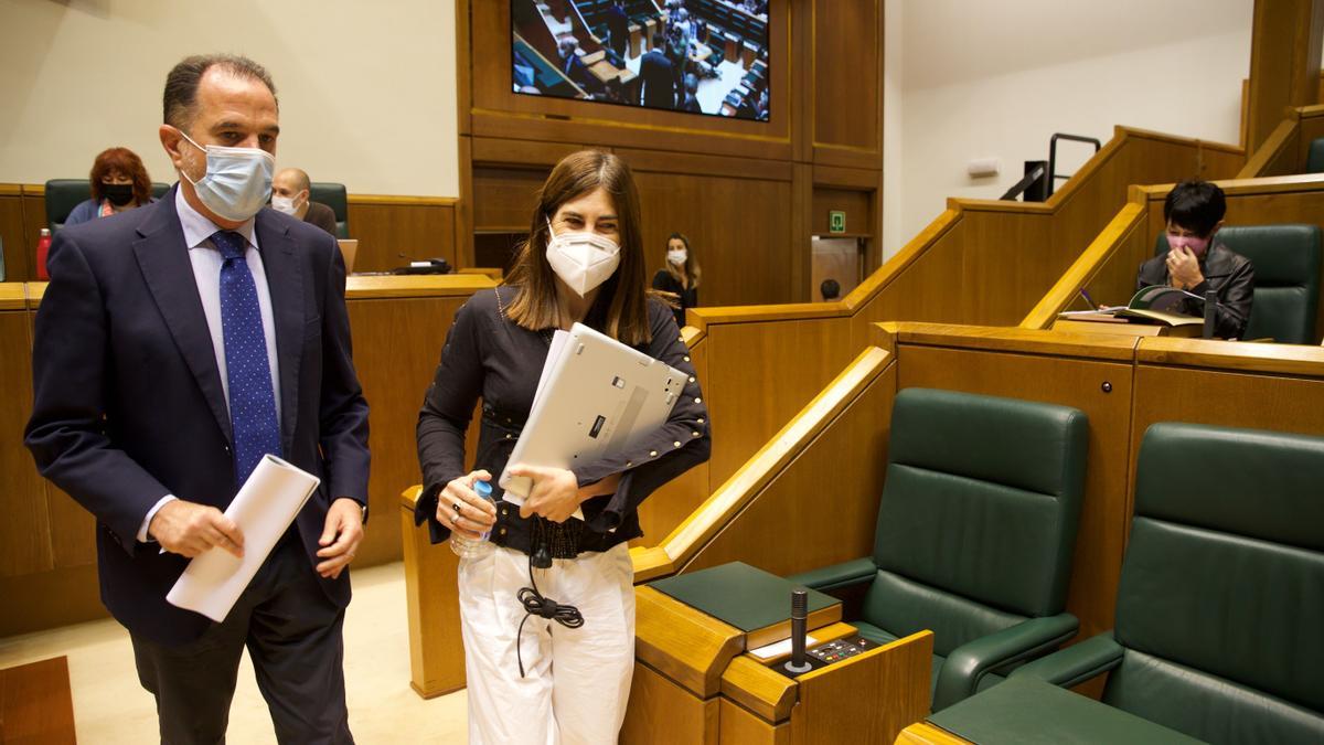 Carlos Iturgaiz (PP) y Miren Gorrotxategi (Elkarrekin Podemos) conversan en el Parlamento Vasco