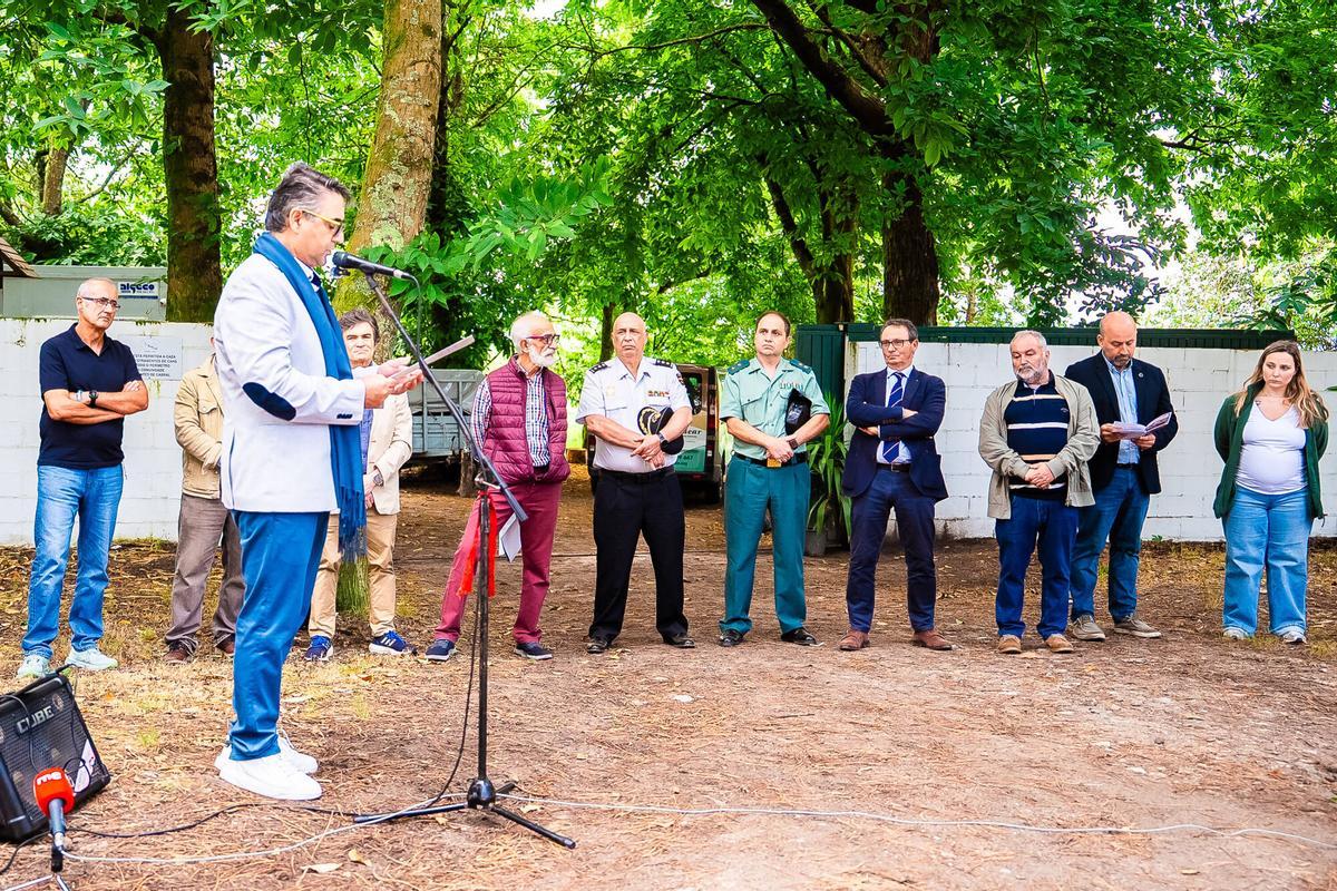 O director xeral de Xustiza, José Tronchoni,(hombre de traje del centro en las fotos del invernadero) asistirá ao acto co que a Fundación Galega contra o Narcotráfico conmemora o Día internacional contra o Uso Indebido e o Tráfico Ilícito de Drogas Na horta ecolóxica do programa Verdear da Asociación Alborada