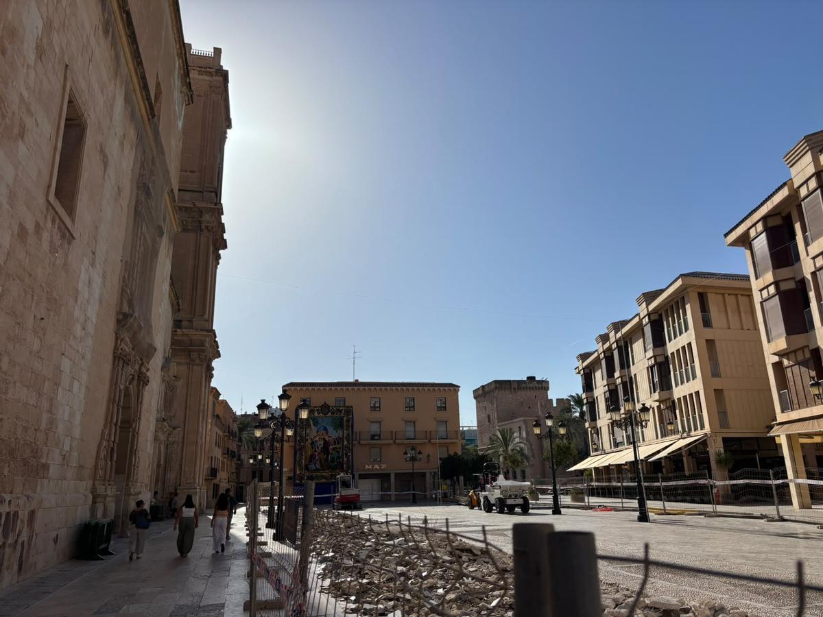 El paso por la zona continúa habilitado junto a la basílica de Santa María y por los soportales de la plaza