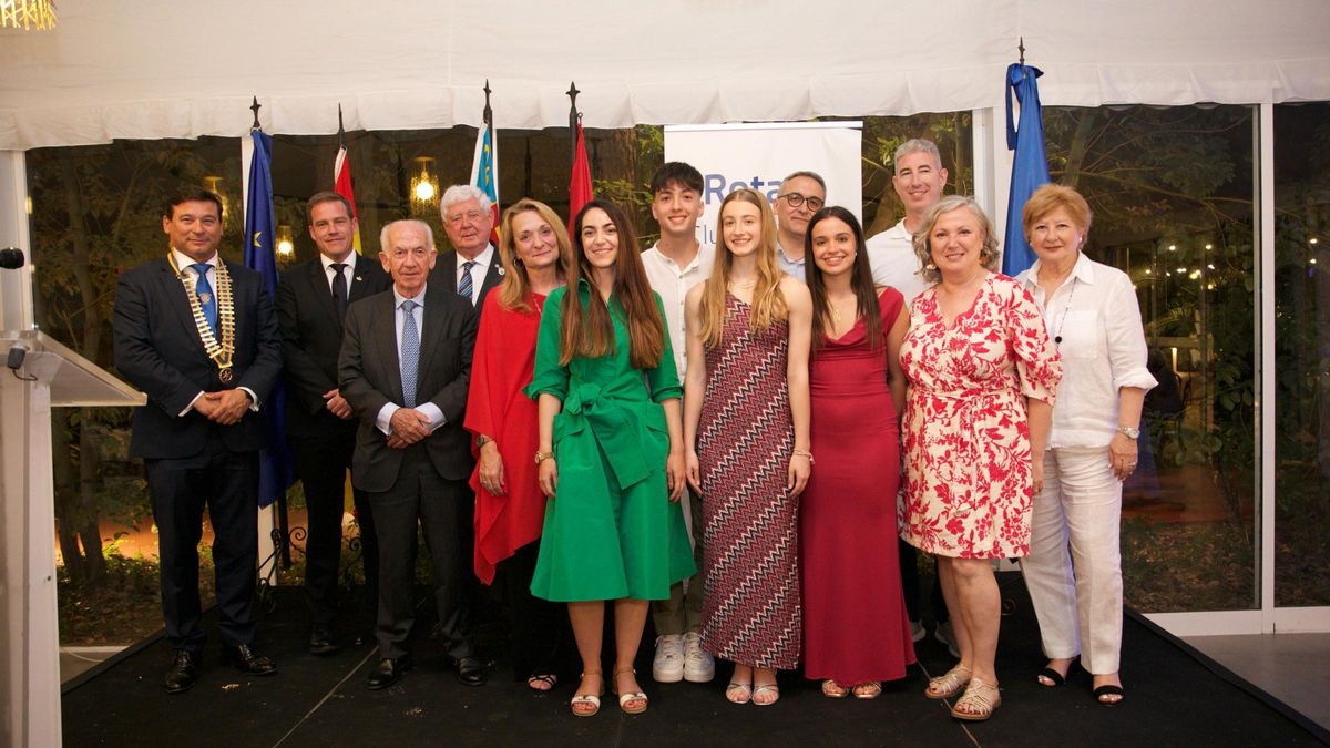 Los premiados en la gala organizada por el Rotary Club, con representantes de la entidad y el alcalde de Xàtiva, en Montsant.