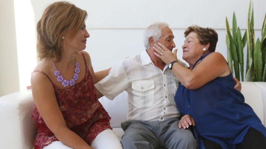 Mari Carmen y su marido Ángel, al que se le detectó alzhéimer hace un año, y la hija de ambos.