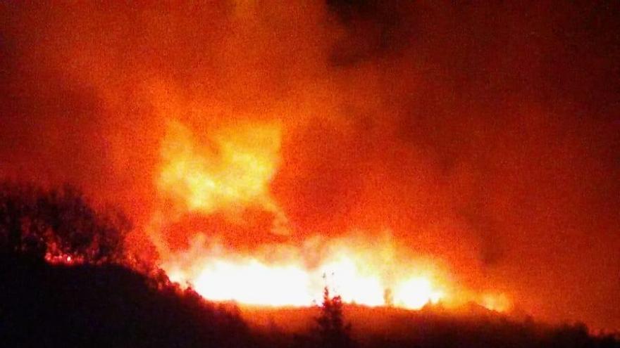 Un incendio calcina 45 hectáreas en Cerdedo-Cotobade