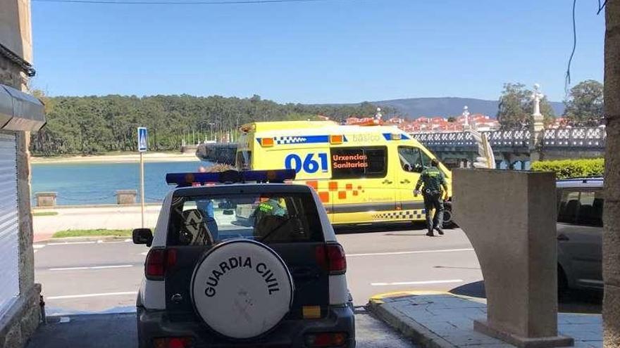 Operativo de rescate desplegado a las puertas de la vivienda. // Muñiz