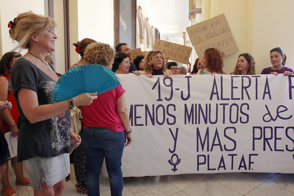 La plataforma tenía previsto hacer un encierro en el Ayuntamiento para exigir al Estado más presupuestos para luchar contra la violencia de género. Antes, han leído un comunicado en la puerta del cons