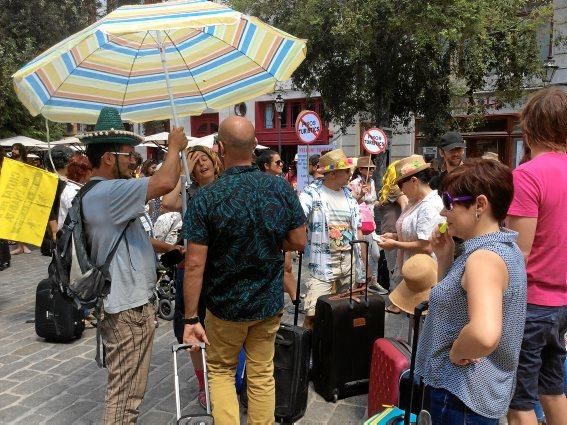 Rund 200 Personen haben am Samstag (20.5.) in Palma gegen die Folgen des Massentourismus demonstriert.