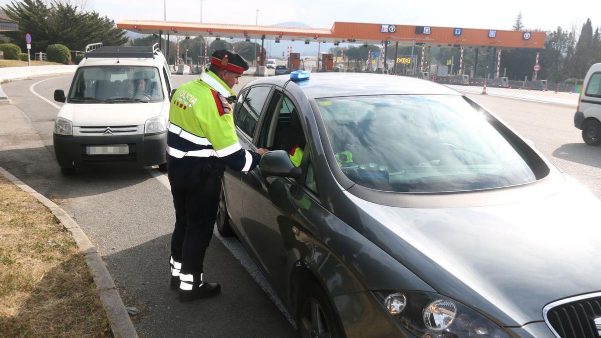 Els Mossos sancionant un conductor per manipular el mòbil, en una foto d’arxiu. | ACN