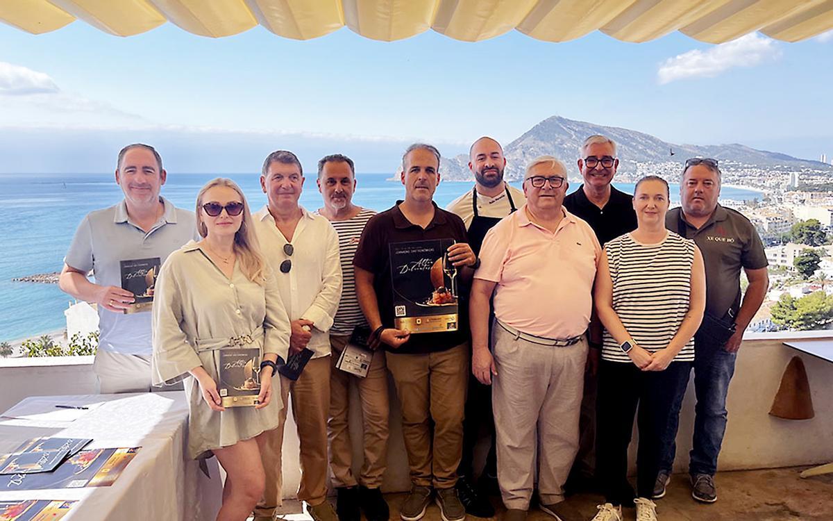 Organizadores y algunos representantes de los restaurantes participantes en las I Jornadas Gastronómicas Altea Delicatessen.