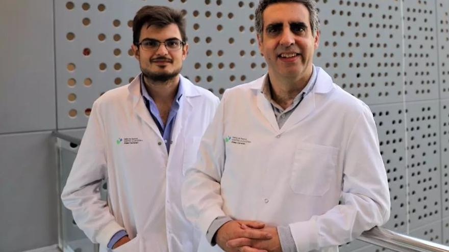 El doctor Alberto Bueno-Costa y el doctor Esteller, del Instituto de Investigación contra la Leucemia Josep Carreras