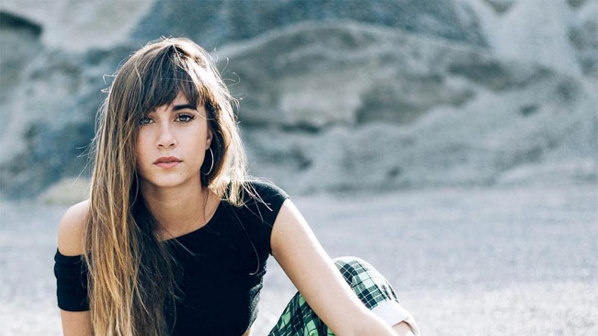 Aitana Ocaña con crop top negro y pantalón de cuadros de Asos