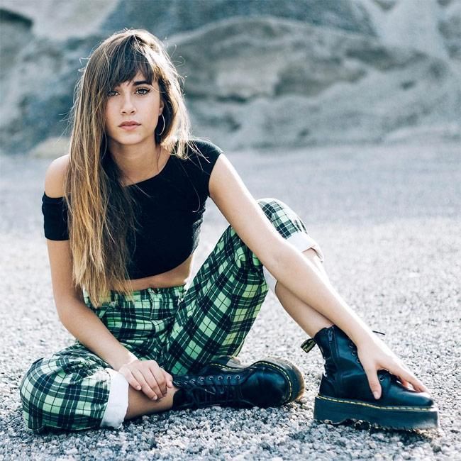 Aitana Ocaña con crop top negro y pantalón de cuadros de Asos