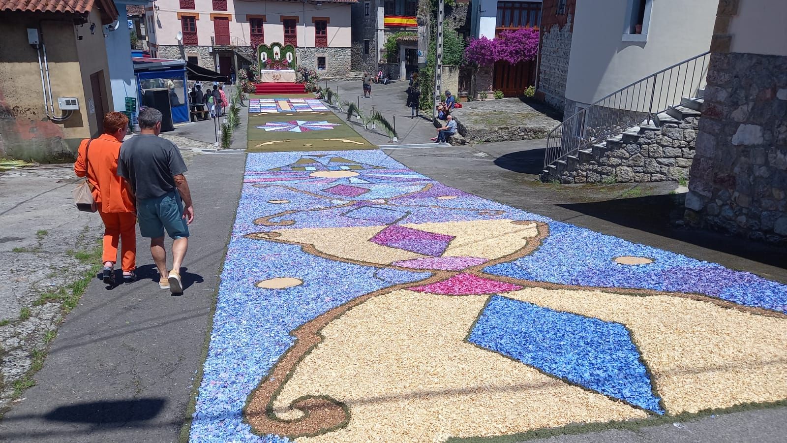 Cue se llena de color con sus alfombras florales