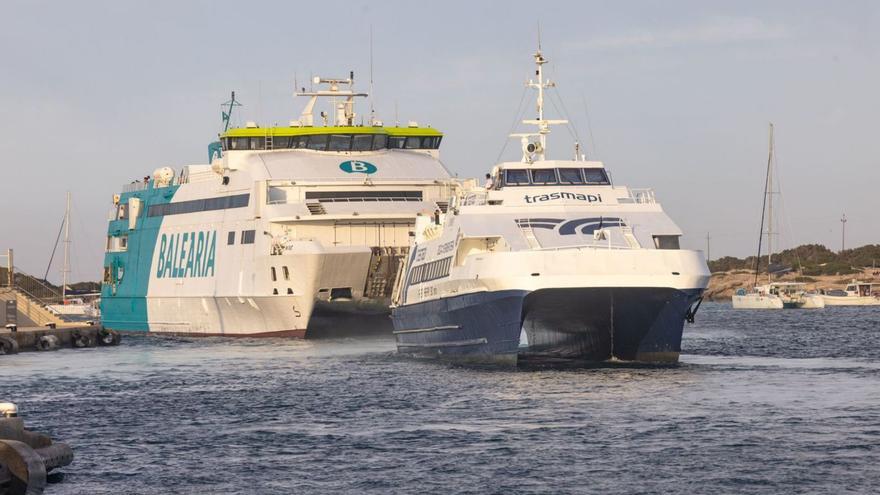 Dos barcos de línea entran en el puerto de la Savina.