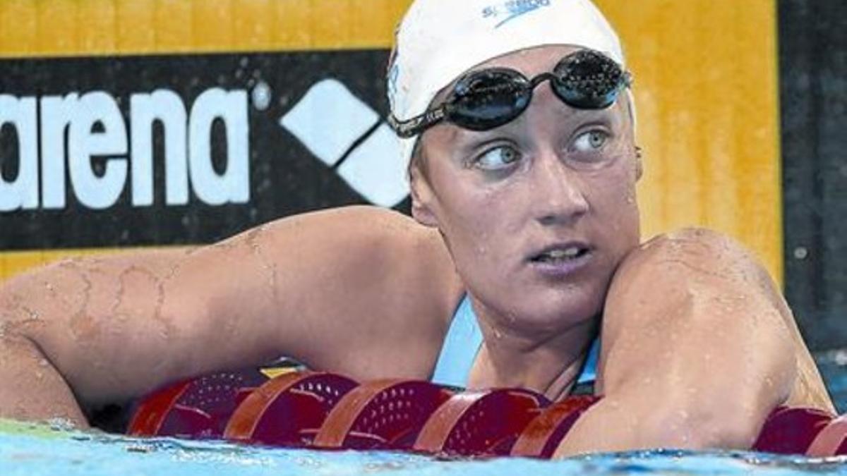 Mireia Belmonte observa el marcador tras finalizar segunda en la final de los 400 metros estilos.