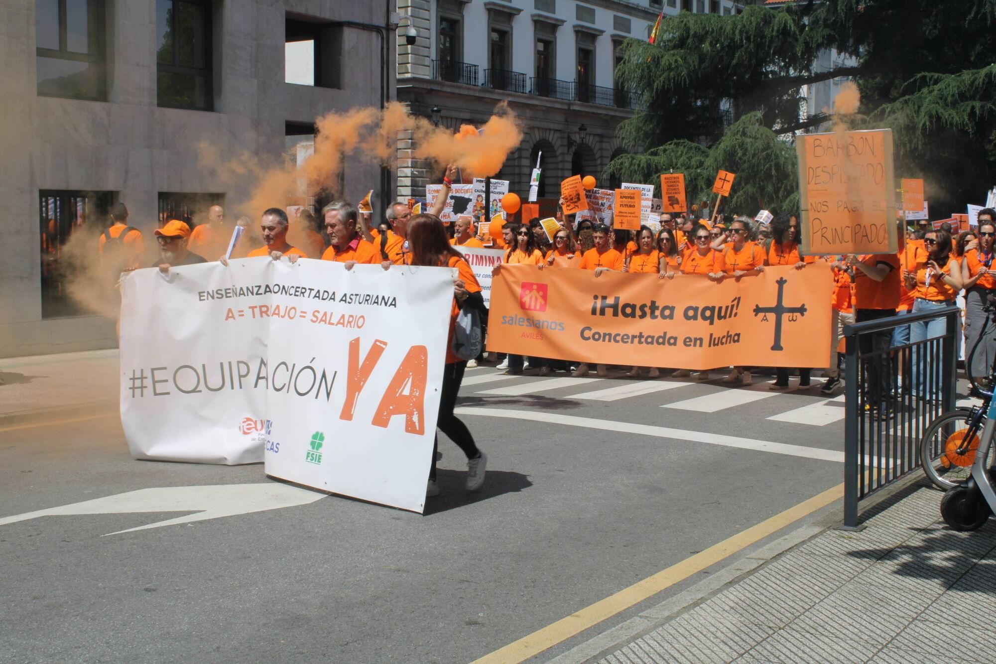 Así fue la multitudinaria marcha naranja de la concertada en Asturias