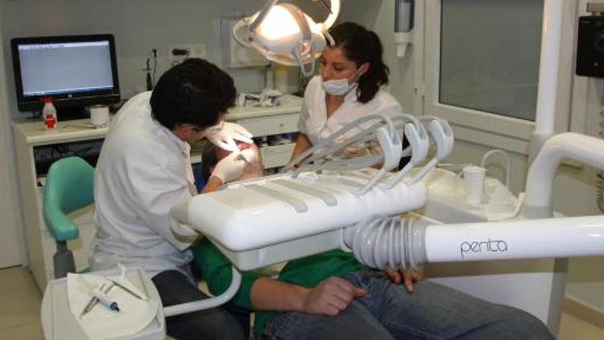 Un dentista treballant a la clínica dental solidària de Girona | ACN