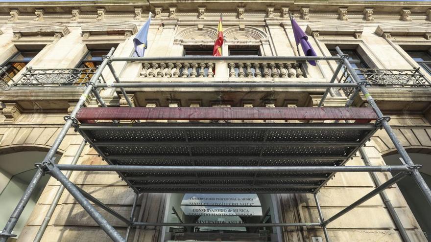 La fachada del Conservatorio, con el andamio colocado en la zona de acceso.