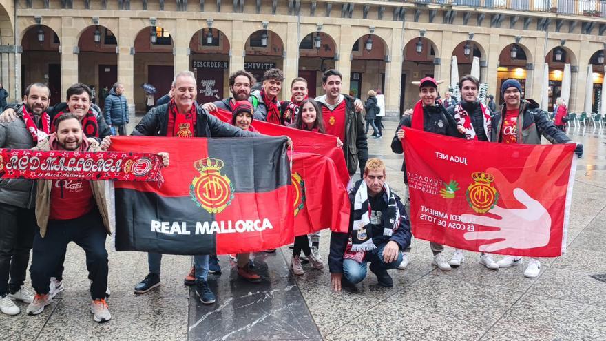 Los aficionados del Real Mallorca comienzan a invadir San Sebastián