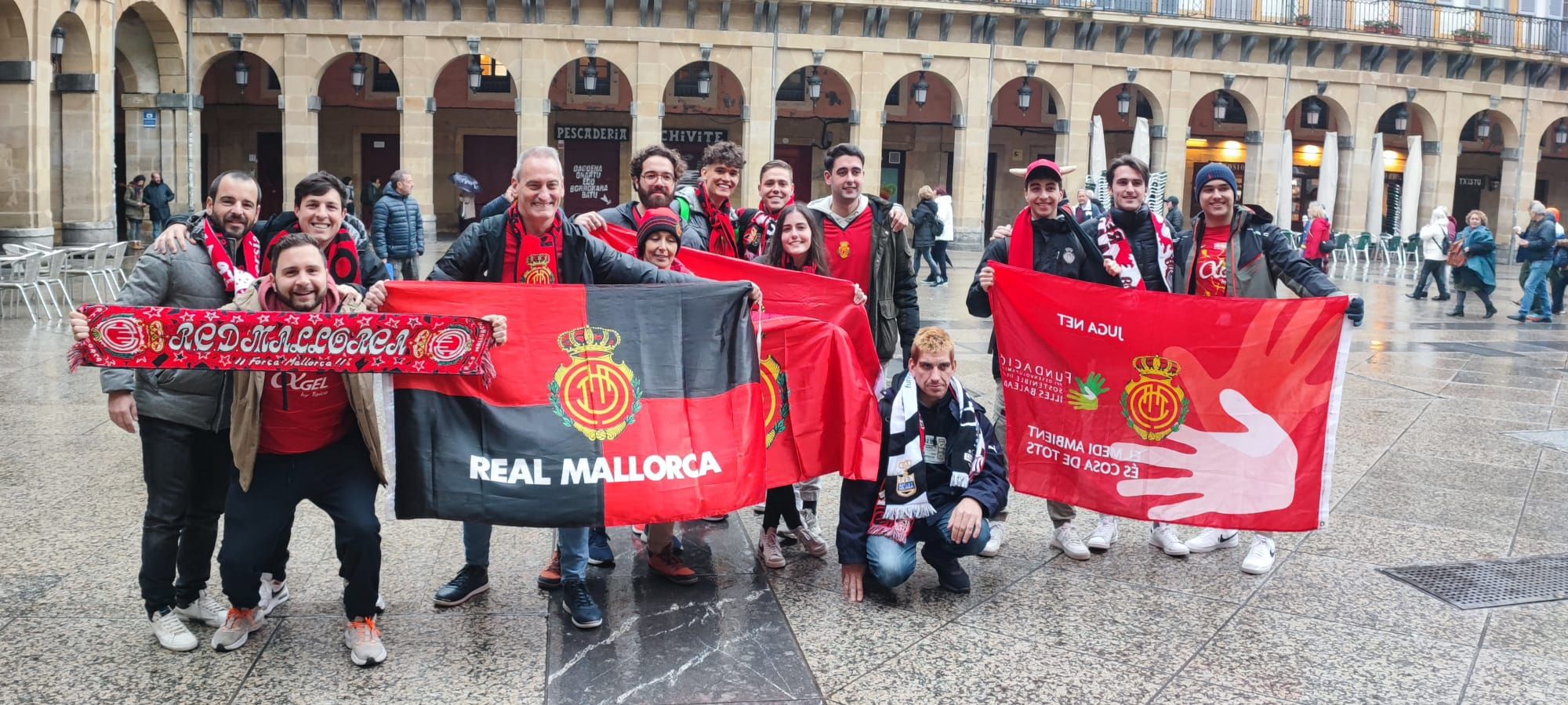 Los aficionados del Real Mallorca comienzan a invadir San Sebastián