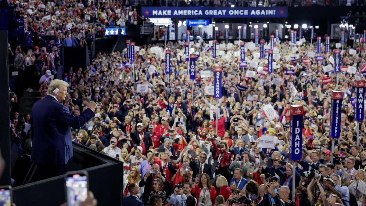 Donald Trump rep un bany de masses, dimecres passat, a la Convenció Nacional Republicana, a Milwaukee. | ALLISON DINNER / EFE / EPA