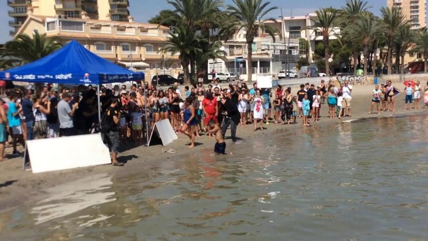 Mancojo consigue atravesar a nado el Mar Menor