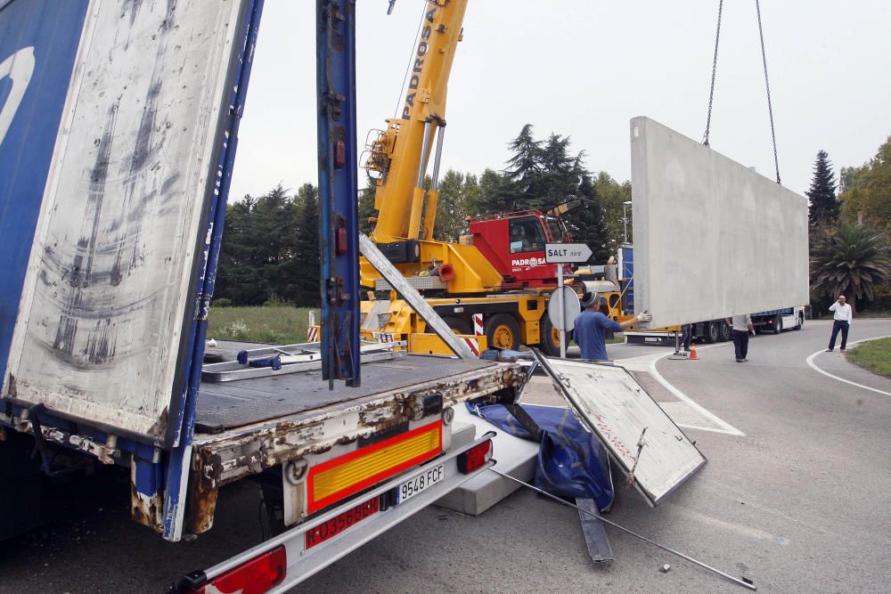 Un camió perd la càrrega a Bescanó