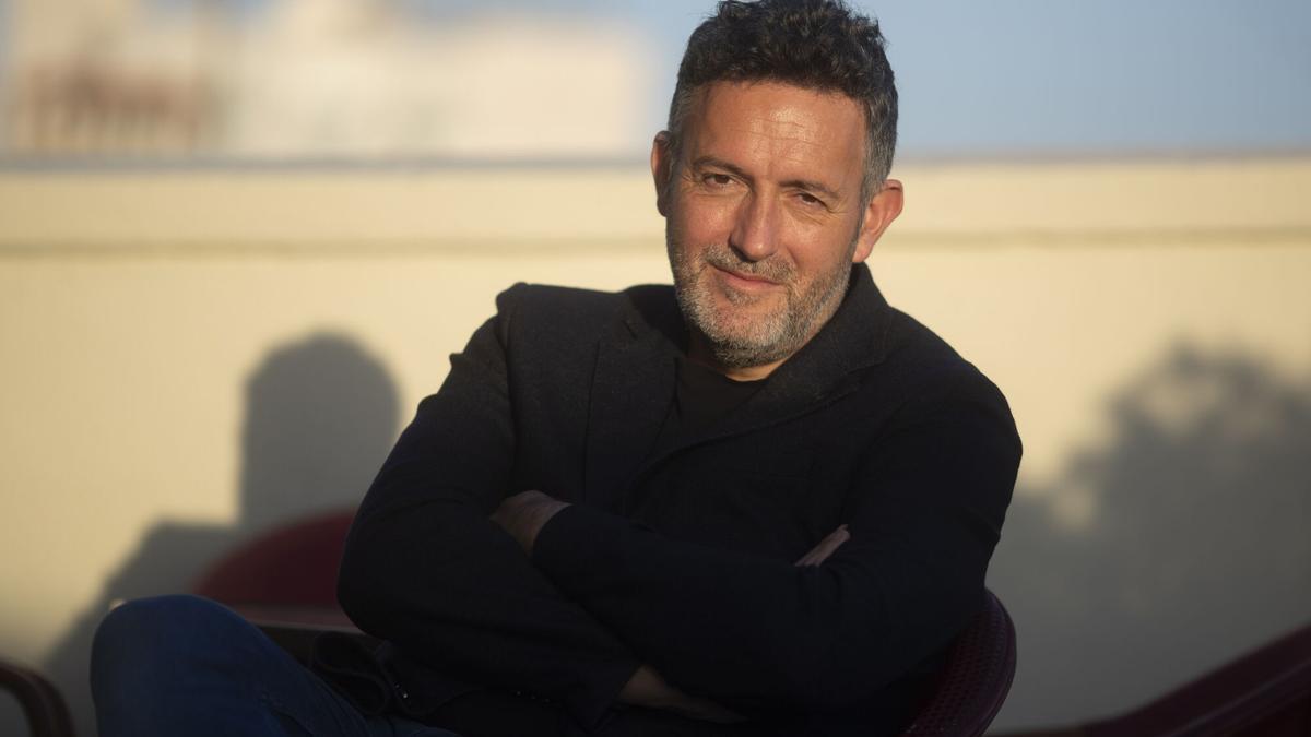 El escritor Mikel Santiago, fotografiado en Barcelona