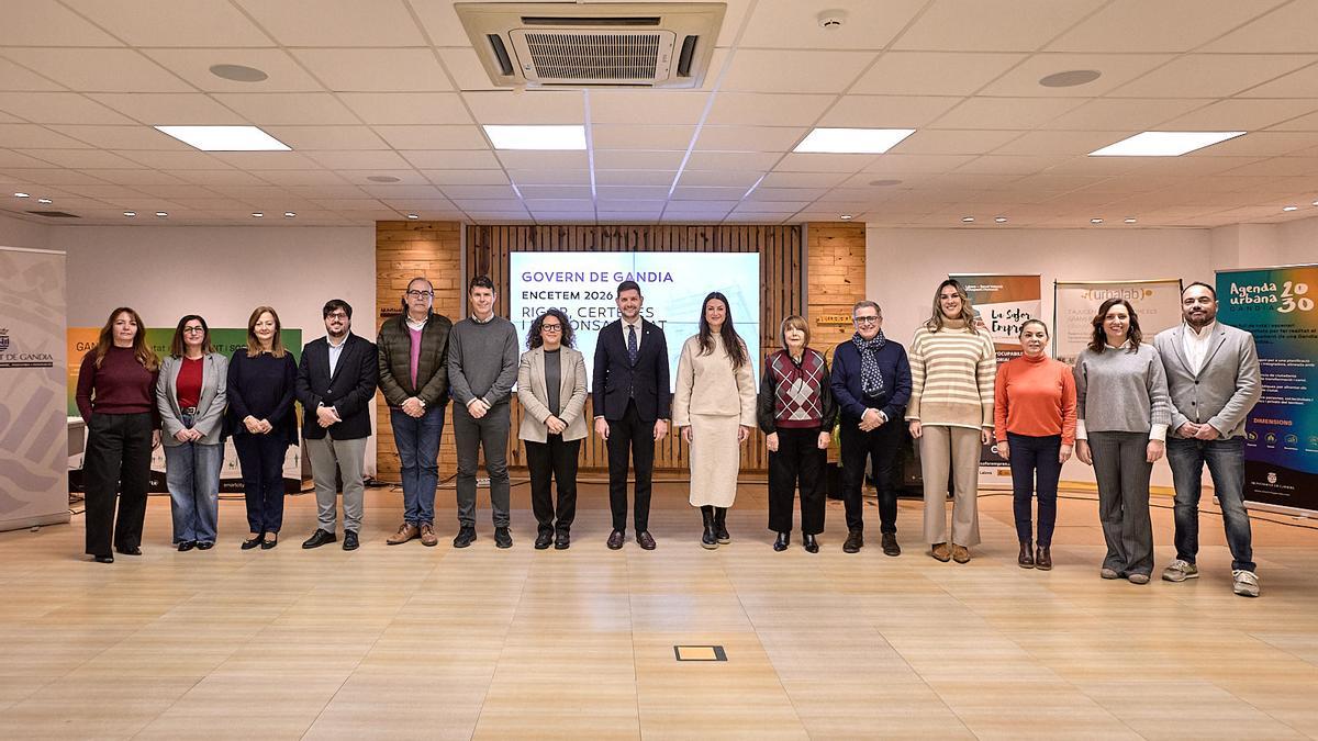 El Gobierno de Gandia en pleno tras la rueda de prensa, este miércoles en Urbalab.