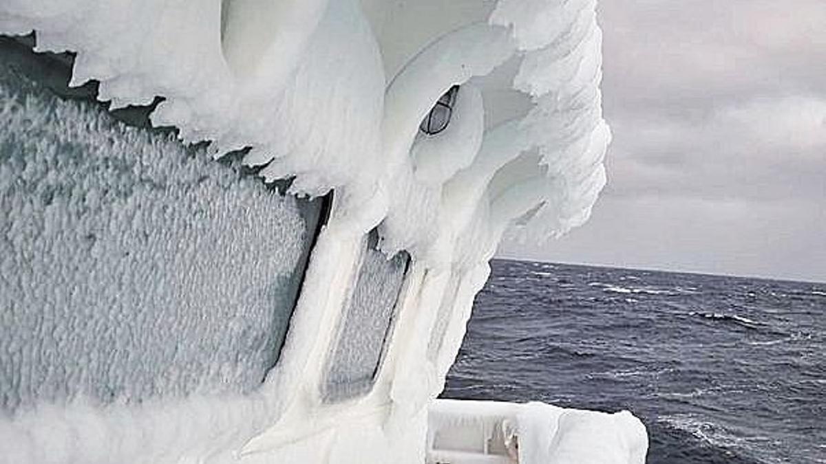El hielo y la escarcha lo cubren todo en uno de los barcos gallegos que faenan en Terranova.