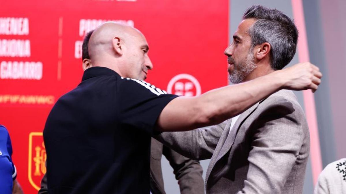 Luis Rubiales, presidente de la RFEF, se abraza con Jorge Vilda, seleccionador español femenino, en el anuncio de la convocatoria para el Mundial.