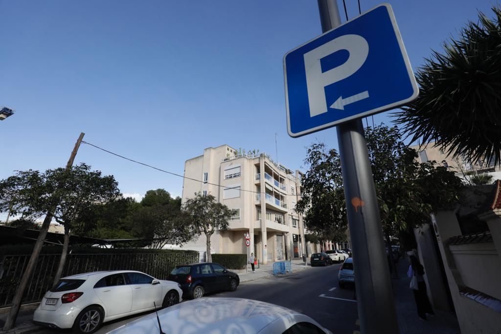 Empieza la retirada de plazas en el Paseo Marítimo con el parking alternativo cerrado