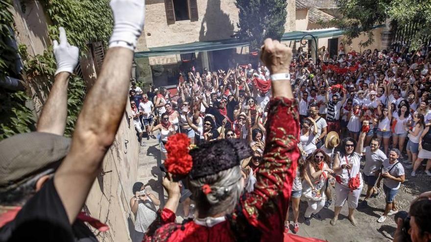 &quot;¡Gora San Fermín!&quot;, se escuchó tras el chupinazo de la mañana.