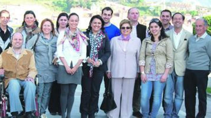 Fernández Román, en el centro, junto a los miembros de la lista electoral.