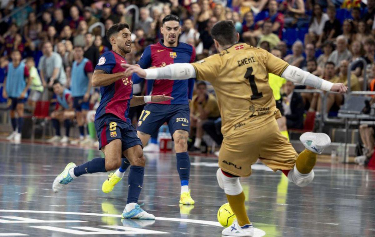 Chemi despeja ante un ataque de los azulgranas. | JAVI FERRÁNDIZ/SPORT