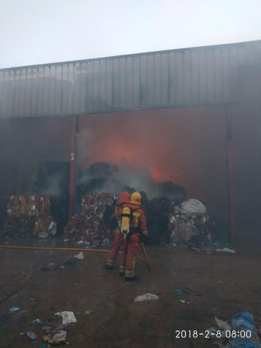 Imágenes del incendio registrado en una firma de reciclaje de plásticos en Benaguasil.