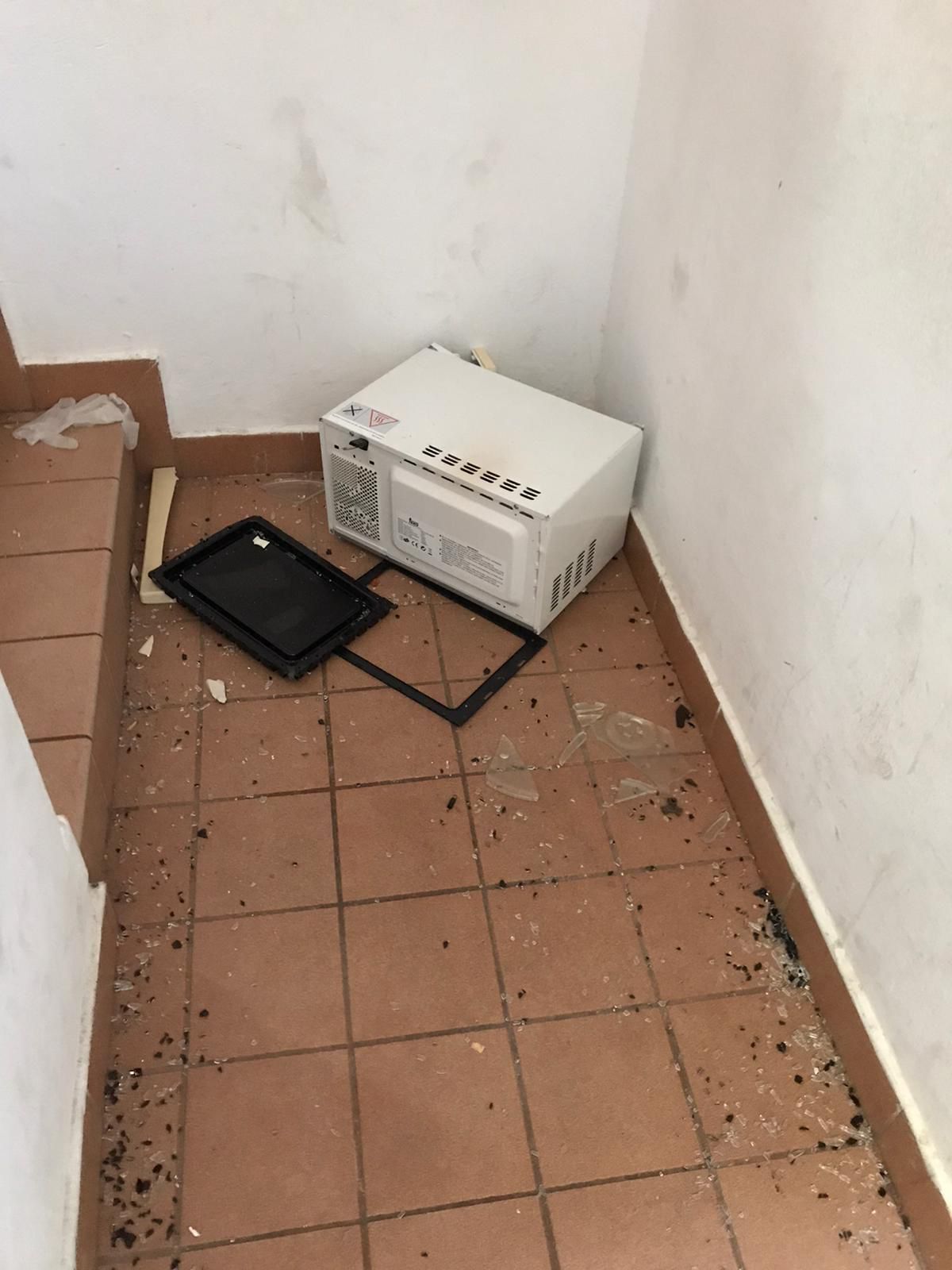 Destrozos en los apartamentos Puerto Bello, en Puerto Rico (Mogán)