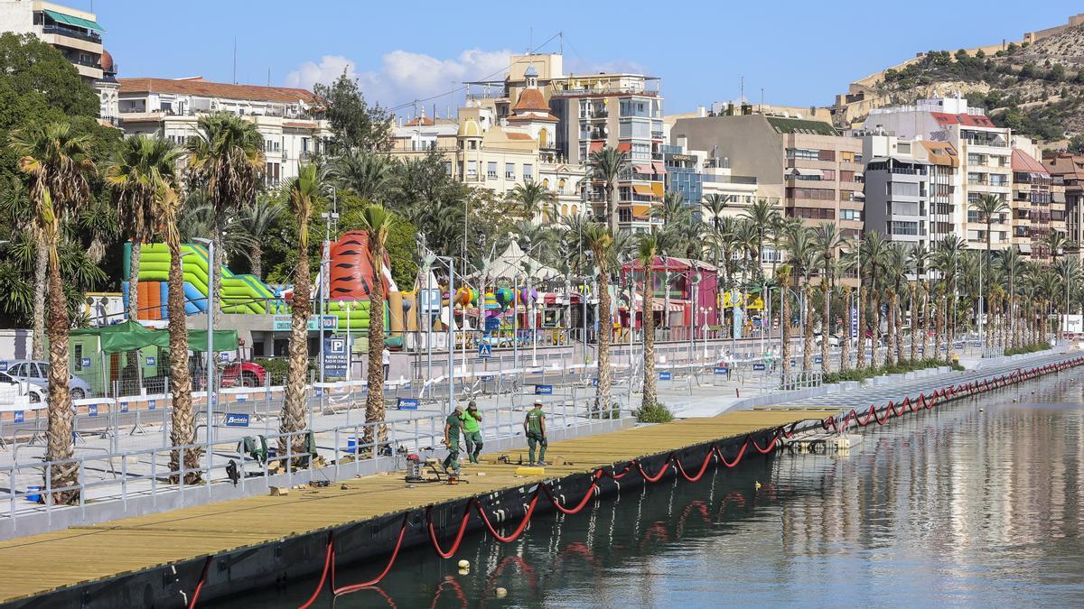 Tres operarios trabajan en las obras del paseo del Puerto de Alicante.