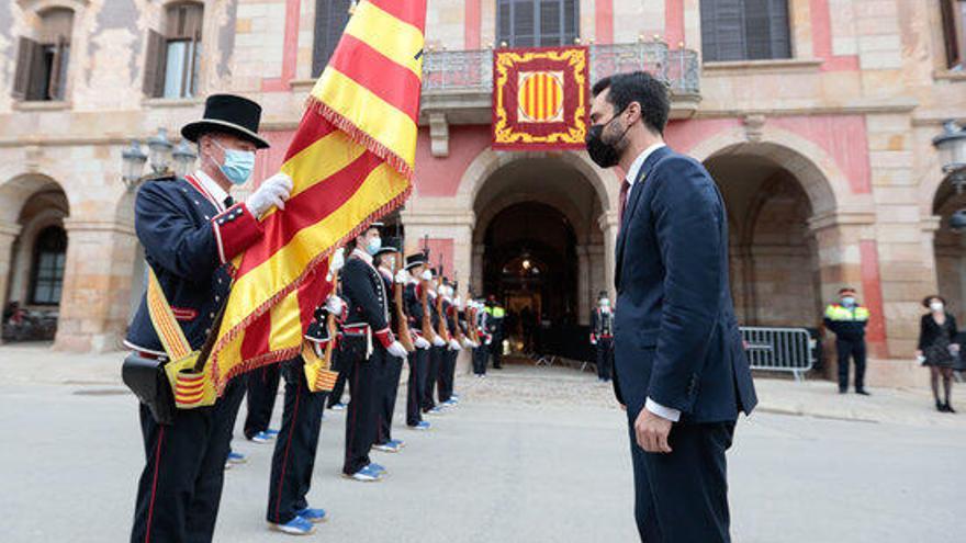 El president del Parlament sortint, Roger Torrent, saludant la formació de gala dels Mossos d&#039;Esquadra