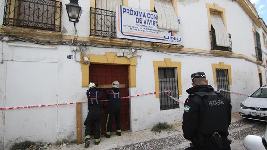 El riesgo de derrumbe de dos casas obliga a los bomberos a desalojarlas