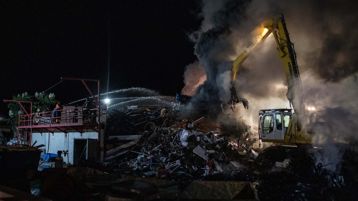 Declarado un fuego en el desguace de Ca Na Negreta