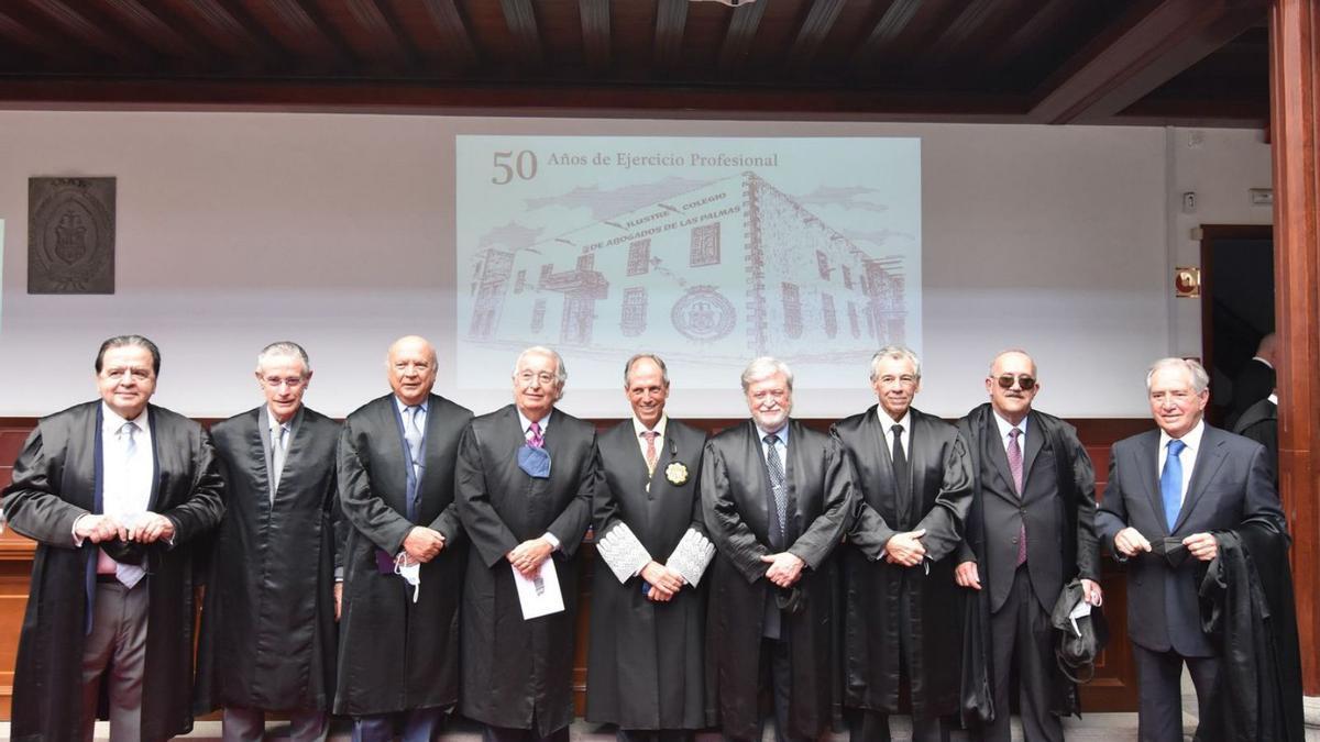 El Decano, en el centro, entrega la medalla conmemorativa a los ocho abogados que cumplen 50 años en la profesión | | LP/DLP