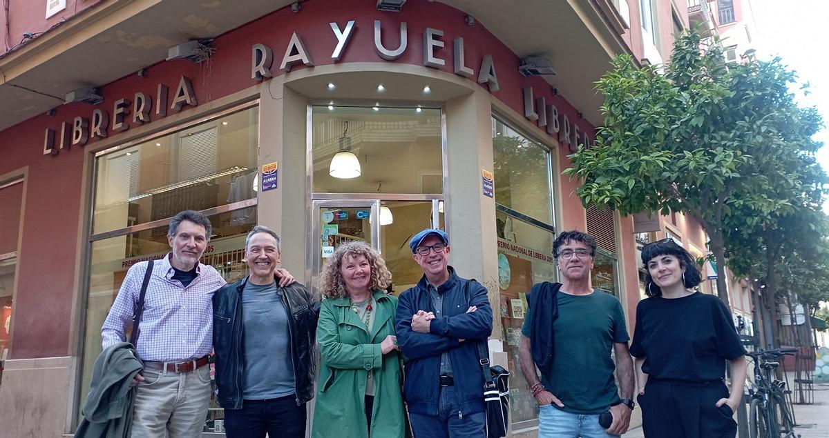 Los tertulianos Enrique (izq), José Antonio, Anne, Eduardo, Rafa y Noelia, la librera de Rayuela, esta semana delante de la librería.