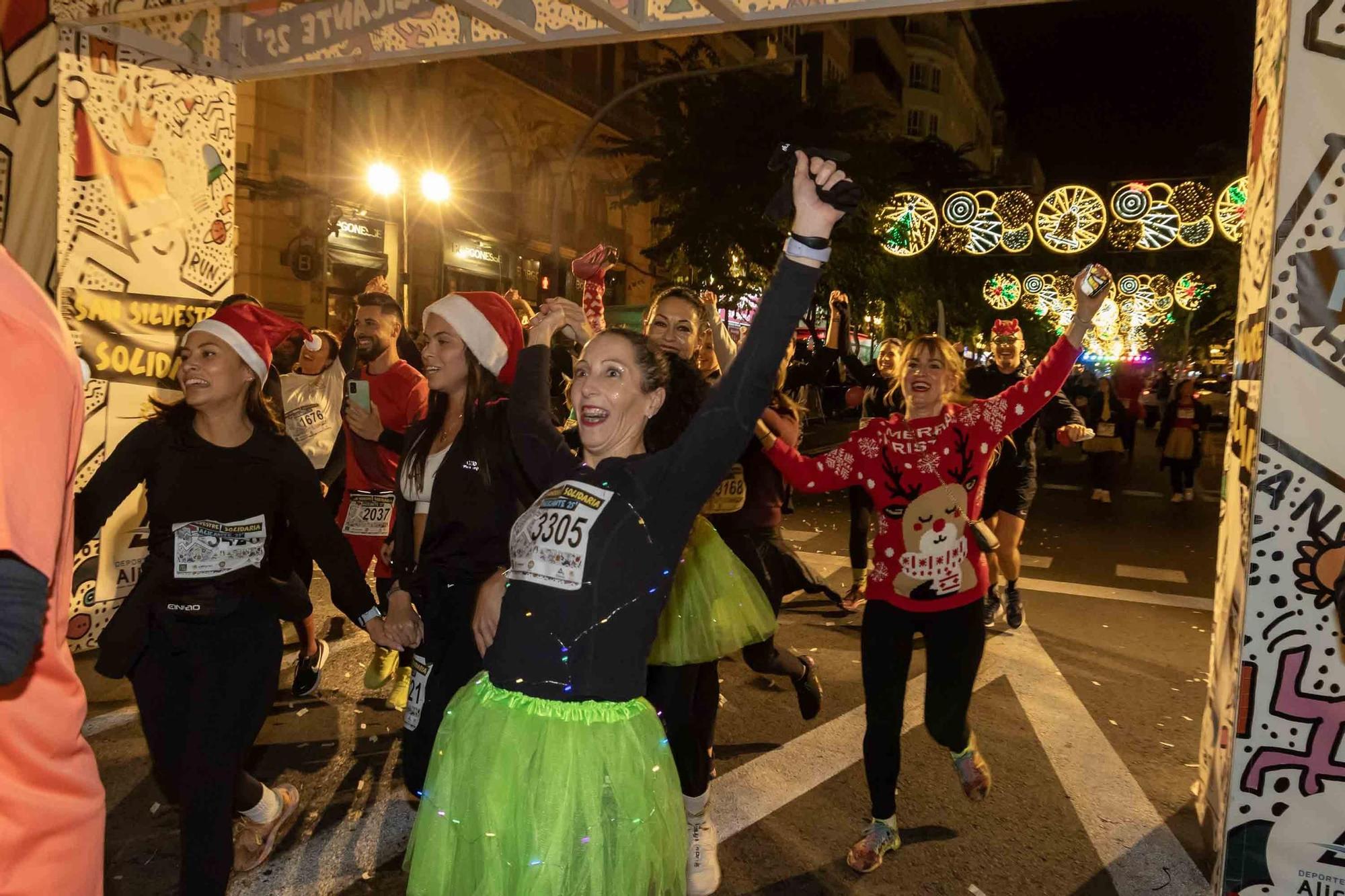 La San Silvestre de Alicante llena de colorido la ciudad