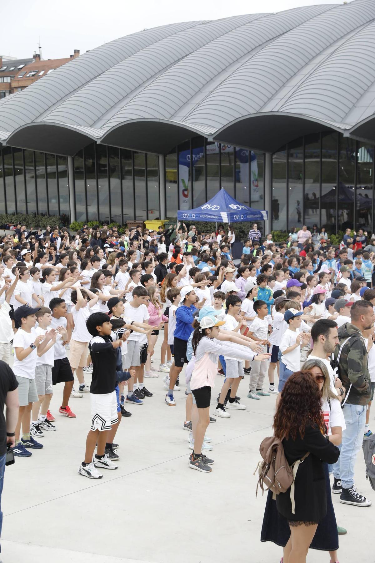 Body combat, coreografías, visitas de deportistas: así se mueven en Oviedo por los hábitos saludables más de 1.500 niños y niñas, en imágenes