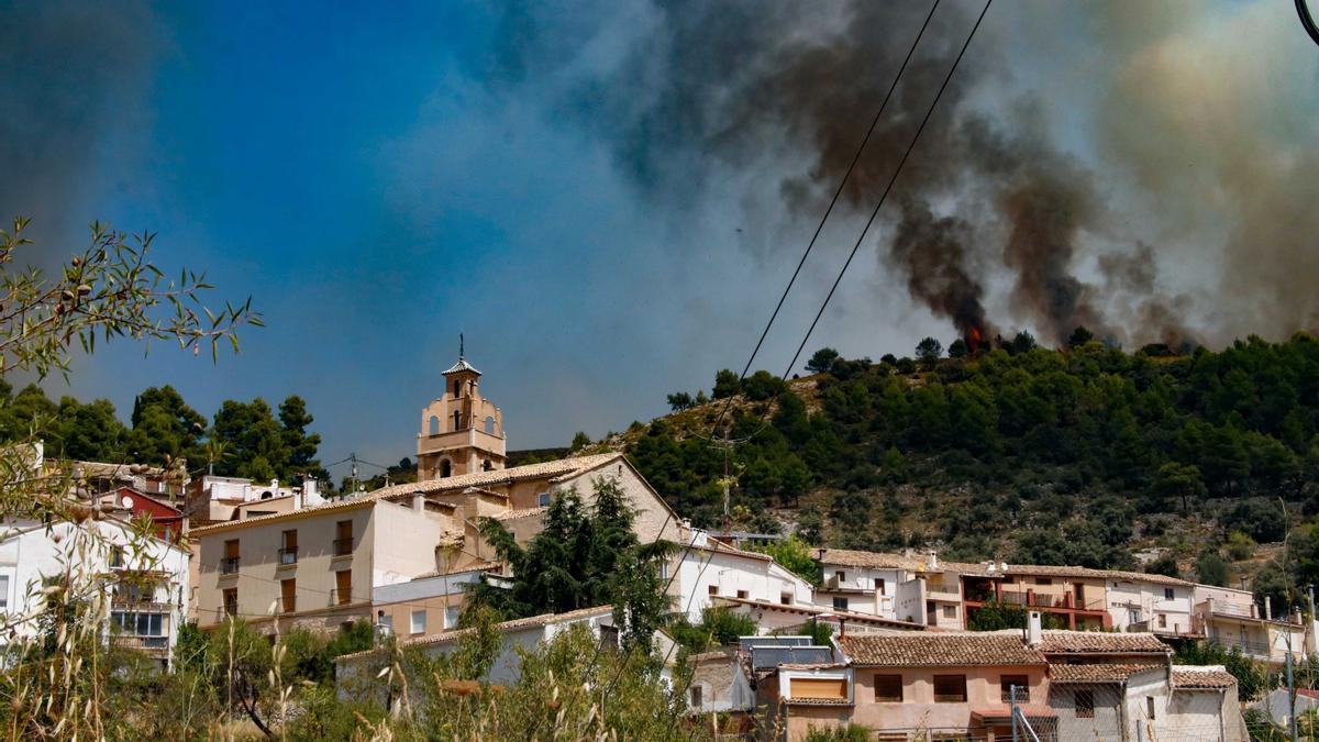 Evacuan la localidad de Benimassot ante el avance de las llamas del incendio de la Vall d'Ebo