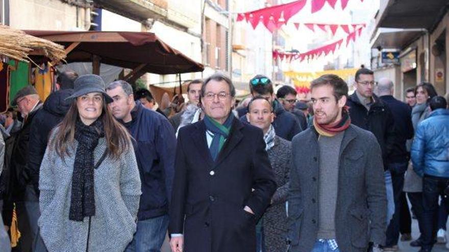 Artur Mas, al mig, durant la seva visita a Vilanova, ahir