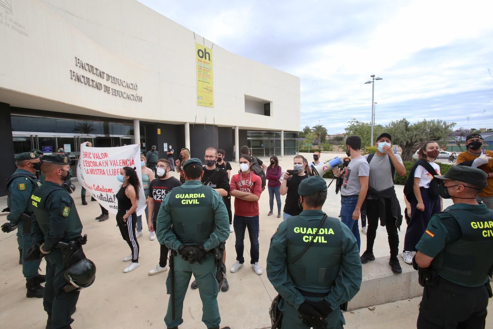 El conflicto por la lengua llega a las manos en la UA