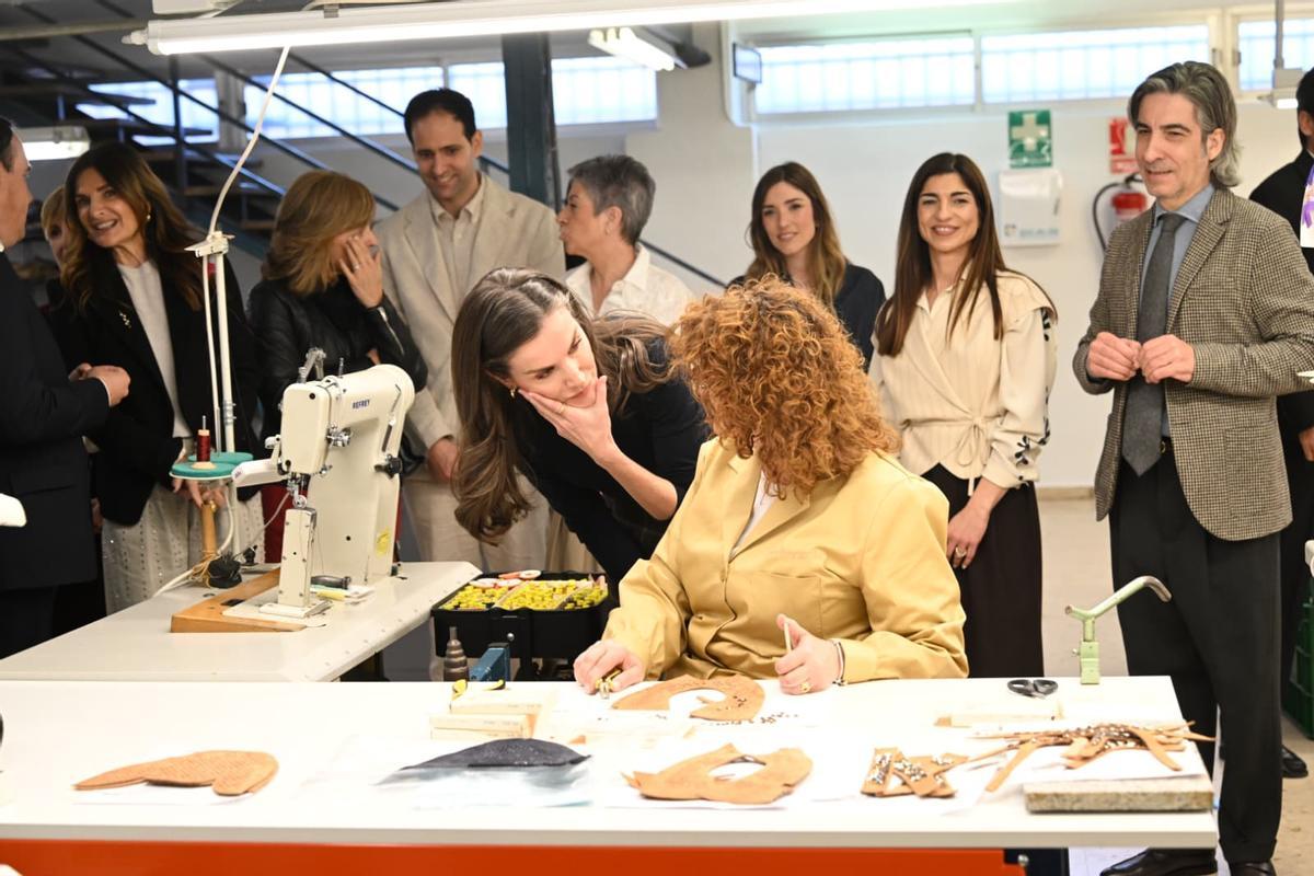 La reina Letizia visita la fábrica de calzado de la firma Pedro García