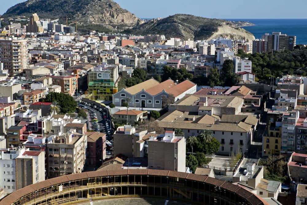 La rehabilitación del entorno de los castillos empieza con la reforestación del Tossal.